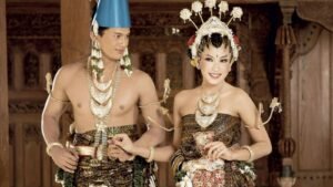 pakaian tradisional khas indonesia yang bernilai seni tinggi adalah