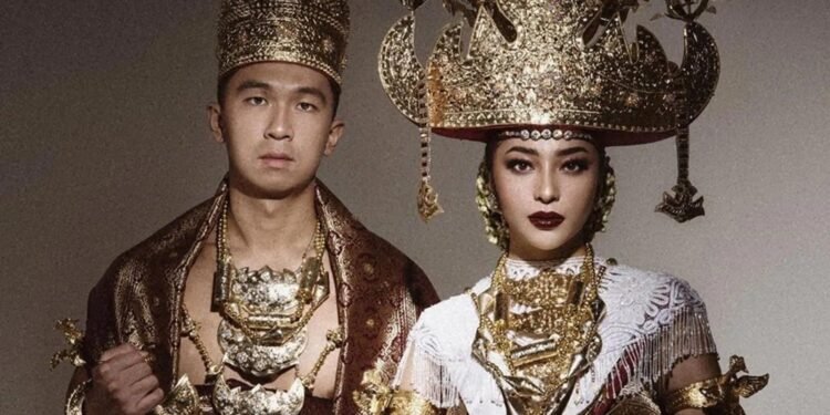 pakaian tradisional khas indonesia yang bernilai seni tinggi adalah